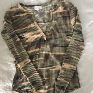 SOCIALITE THERMAL CAMO SHIRT TOP SZ XS